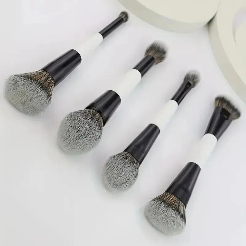 فرشاة وجه سحرية مزدوجة الأطراف | بودرة كريم الأساس والإعداد من تشارمينج بوز 2 في 1 |   فرشاة مكياج مريحة على الوجهين لا تشوبه شائبة