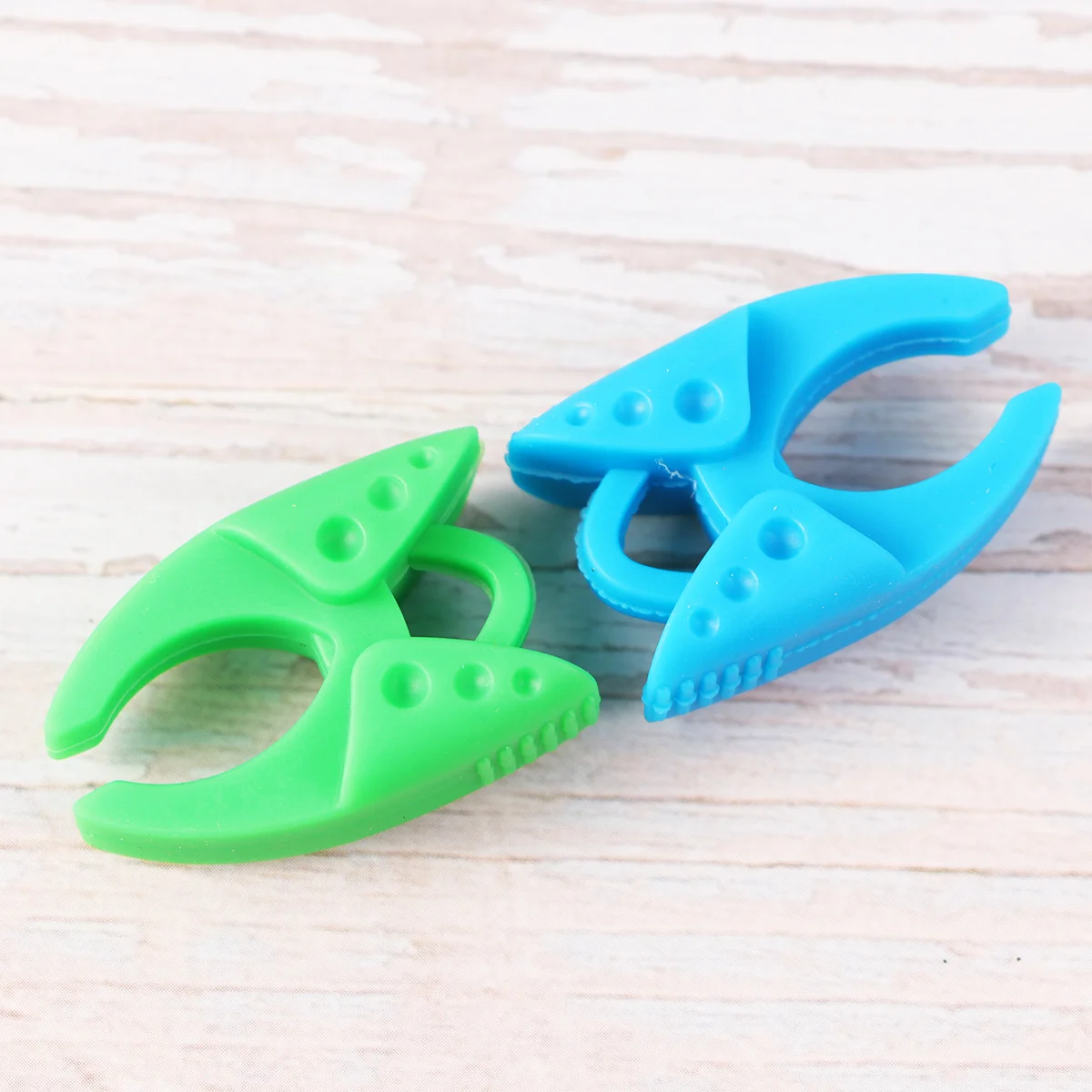

12Pcs Fish-Shaped Bobbin Holder Clamps Mixed Colors Thread Organizer Clips Prevent Tangling Quilters Sewing Clip