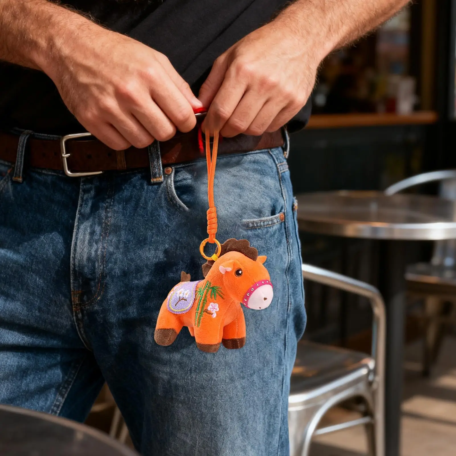 พวงกุญแจรูปม้าสำหรับผู้หญิง ตุ๊กตาขนนุ่ม ของตกแต่ง ปีม้า 2026 ของนำโชค สำหรับกระเป๋าเป้สะพายหลัง แฟนหนุ่ม แฟนสาว ผู้หญิง รถยนต์