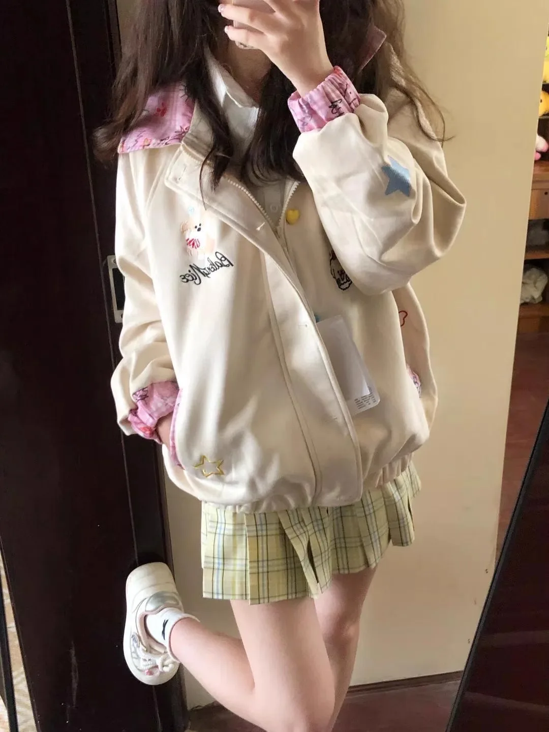 

Бейсбольные куртки красно-желтые женские весенние с декоративными элементами, рукавами в стиле сафари, с защитой от падения, на пуговицах, с перфорацией и вставками