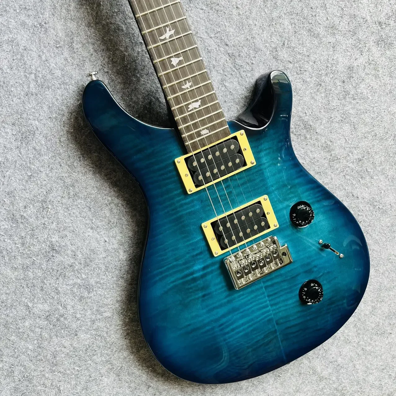 La guitarra eléctrica de caoba PRS de envío rápido tiene un timbre y una sensación muy buena