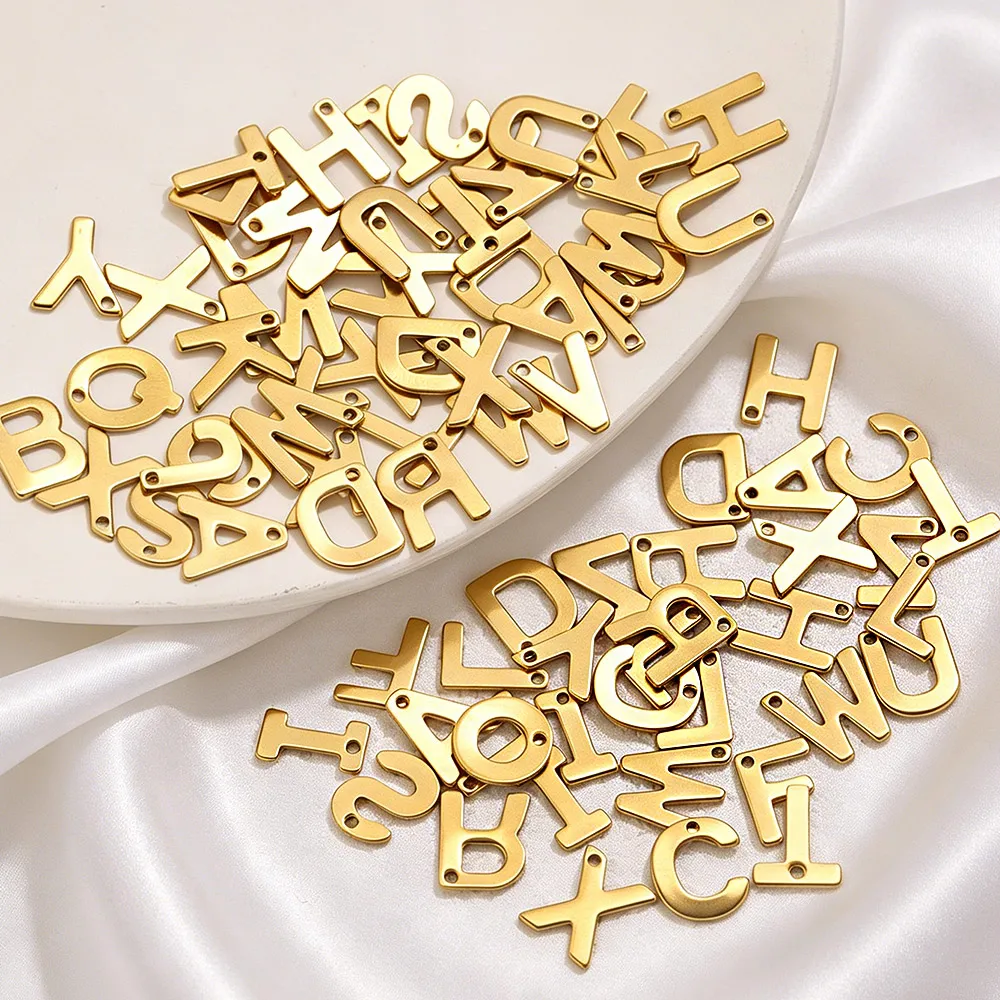 100 Stück Mix 26 Buchstaben Vergoldete Edelstahl-Anhänger für Halsketten Ohrringe Armbänder DIY Schmuckherstellung Zubehör