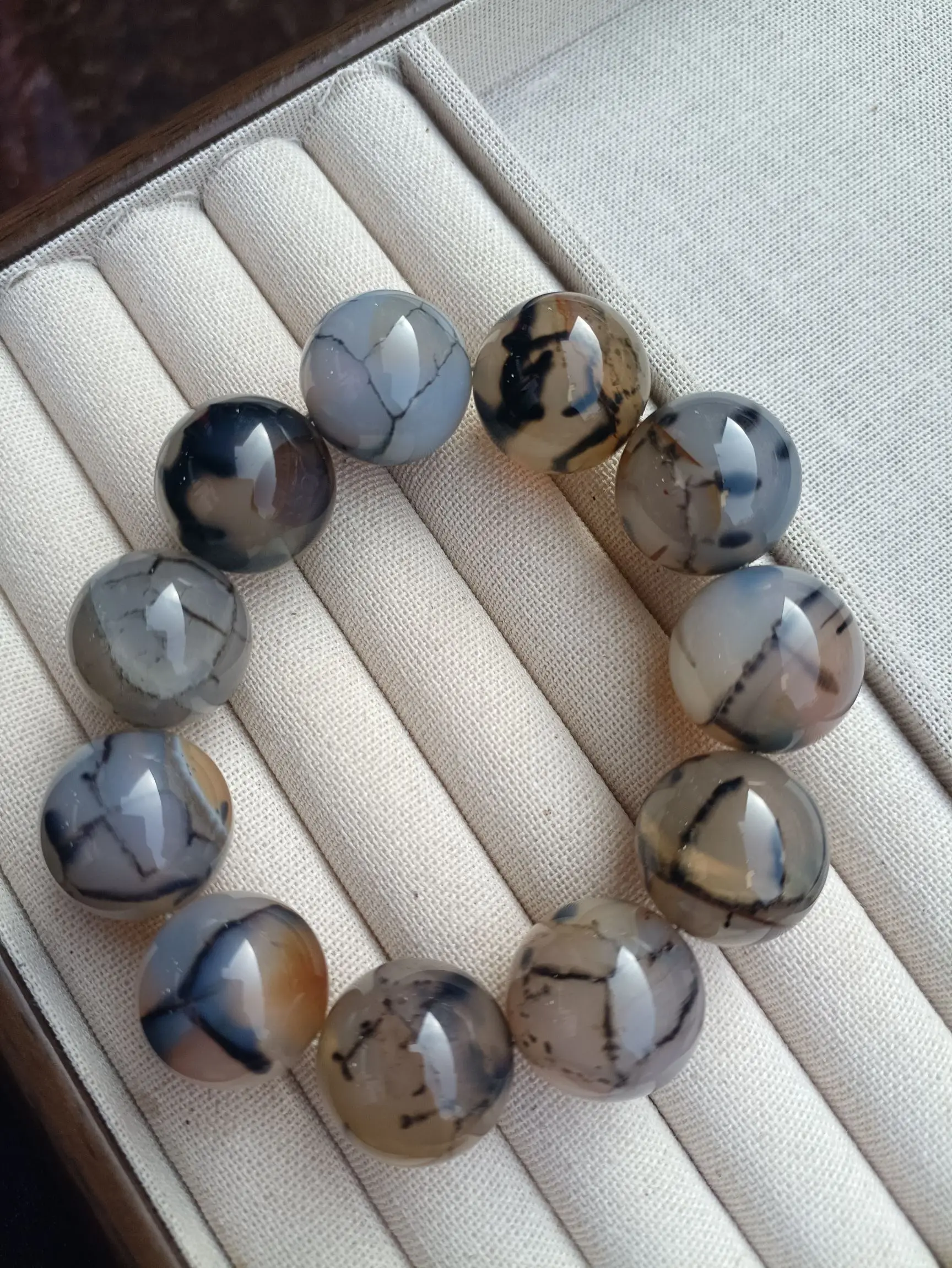 

This exquisite water plant agate round bead bracelet for men and women symbolizes vitality. It is a perfect gift for family