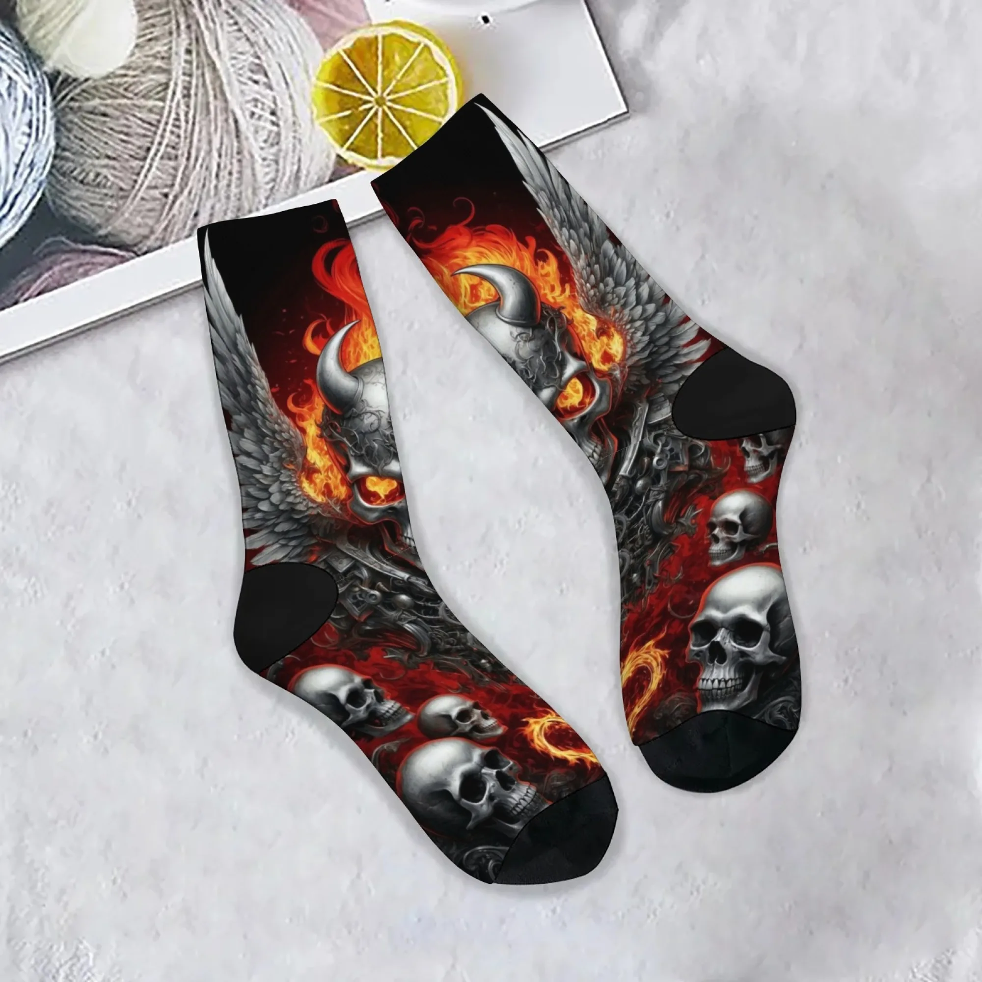 Flame Metal Skull Trendy Herrensocken Street Hip-Hop Style Happy Funny Crew Socken Bequeme warme rutschfeste Socken Neuheit Geschenk