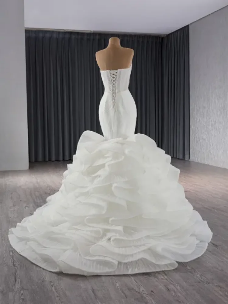 Suknia ślubna damska na zamówienie 2025, bez ramiączek, z perłowymi cekinami, krój rybka, odkryte plecy z paskiem, elegancka i romantyczna.