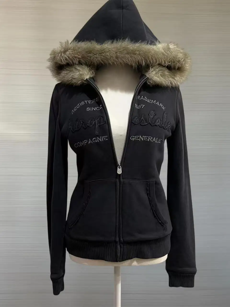 Kurtki ze sztucznego futra dla kobiet, graficzne kurtki, bluzy z kapturem z polaru, edgy styl amerykański retro, moda uliczna i topy w stylu Y2K