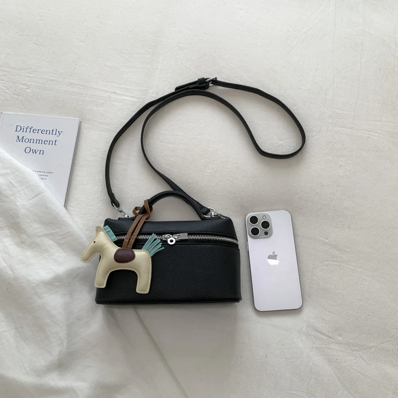 Luxuriöse Handtasche aus Kunstleder mit Kieselstein-Optik für Damen, Umhängetasche mit Henkel und Pferdeanhänger, Retro-Reise-Kosmetiktasche, Schultertasche – Detail 2