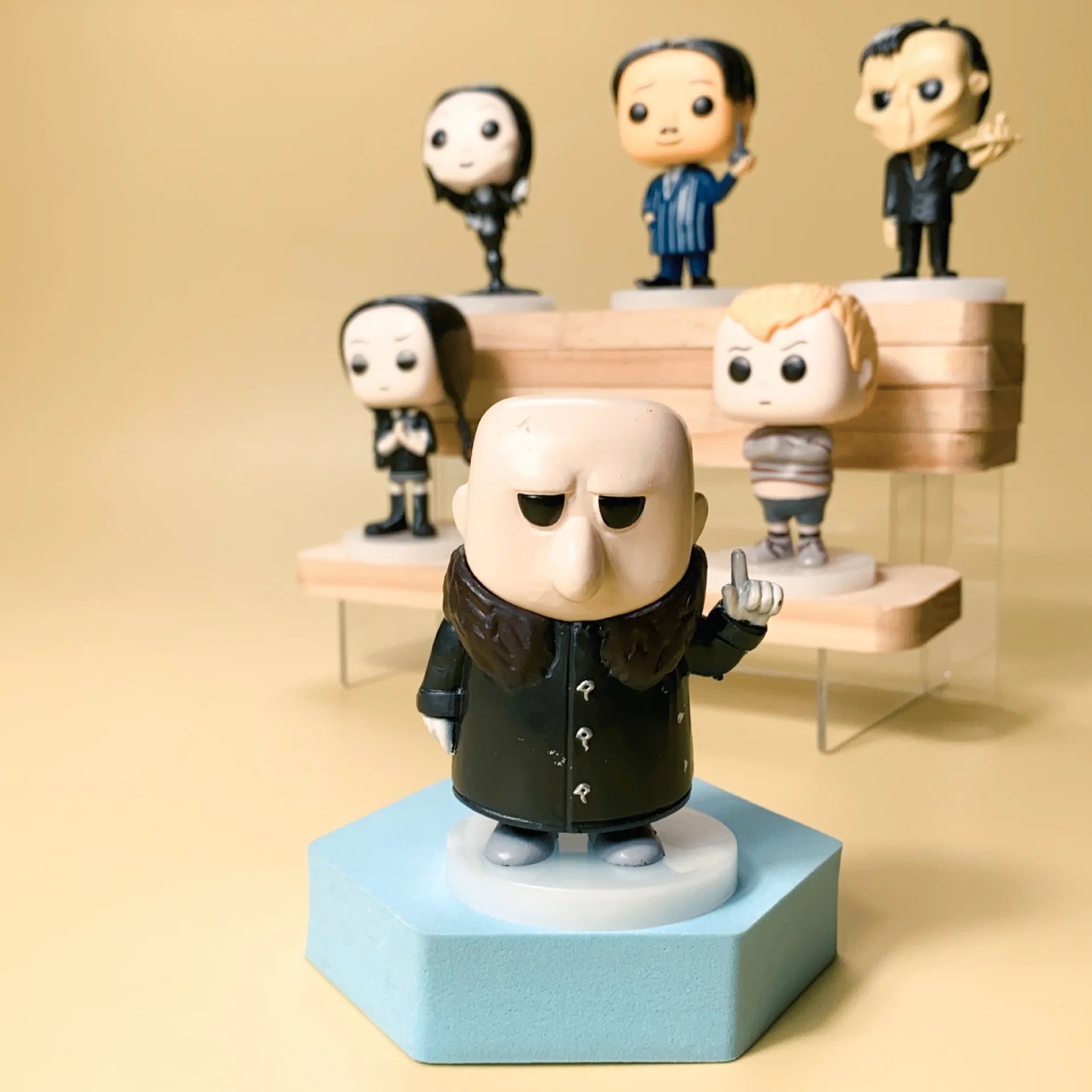 Novo 8cm 6 pçs/set filme a família addams quarta-feira q versão figura de ação pvc modelo estátua brinquedos boneca decoração mesa coletar presentes