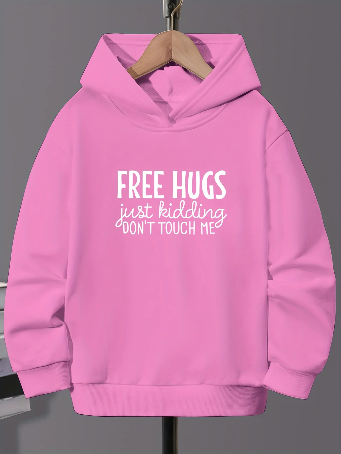 

Girls Fashionable Free Hugs Print Hooded Sweatshirt - Comfortable Casual Wear for Perfect Kids Clothing for Transitions