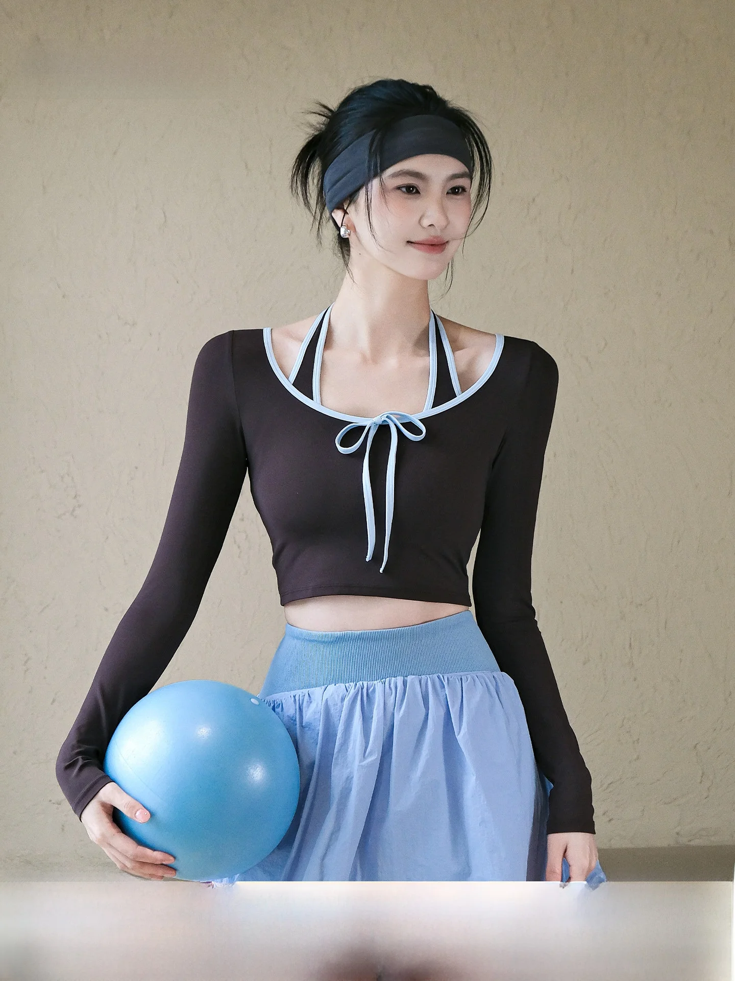 

Женский спортивный топ для йоги и фитнеса с длинным рукавом и вырезом на шее, дышащий, приятный для кожи, из нейлона, в спортивном стиле, с фиксированными чашками, для пилатеса