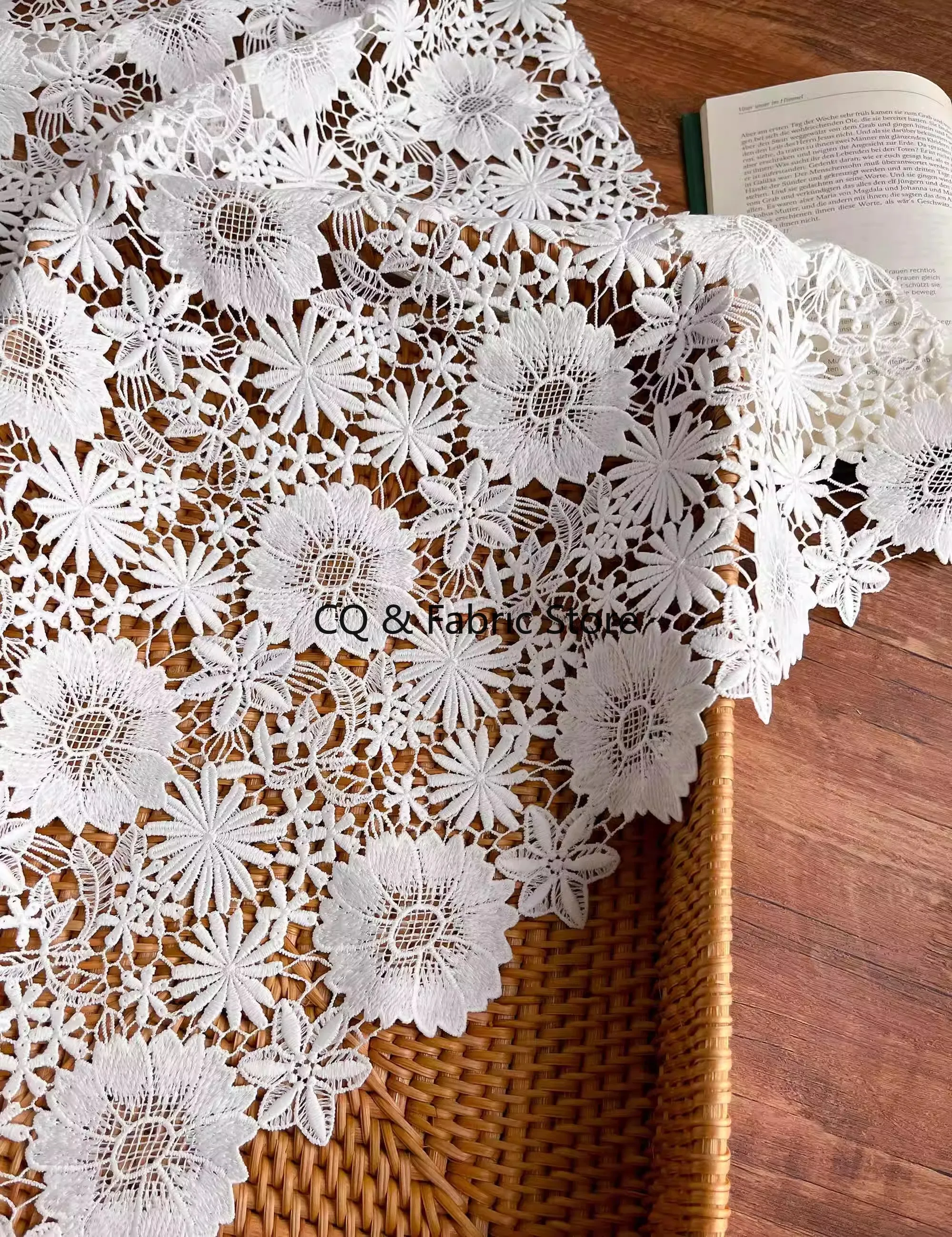 Tela de encaje blanco puro soluble en agua flor ahuecada bordado para vestido de mujer ropa tela decorativa