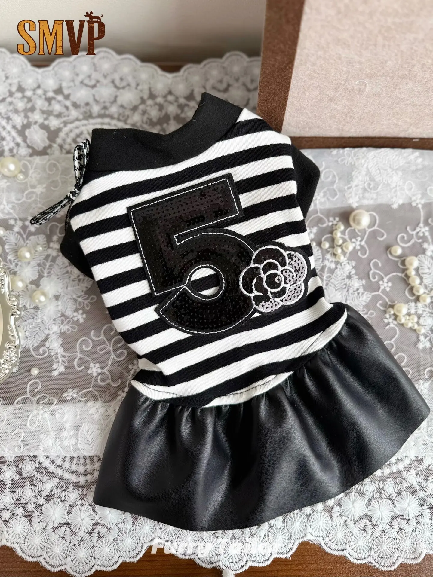 

Summer New Exquisite Cotton Black and White Striped Splicing Pu Leather Skirt High End Celebrity Style Pet Kitten Puppy Dress