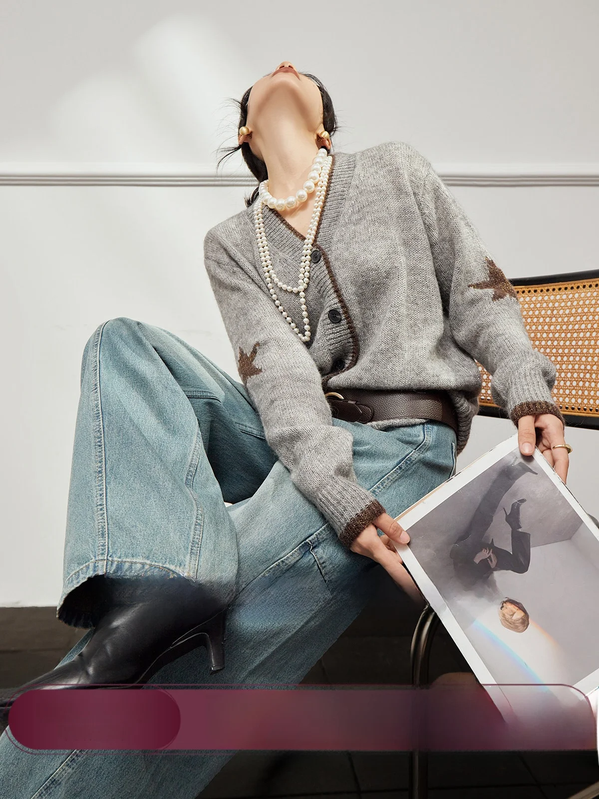 

U×LAB Светящийся вязаный свитер для женщин, весна 2025, новинка, свободный крой, V-образный вырез, длинный рукав, кардиган на пуговицах