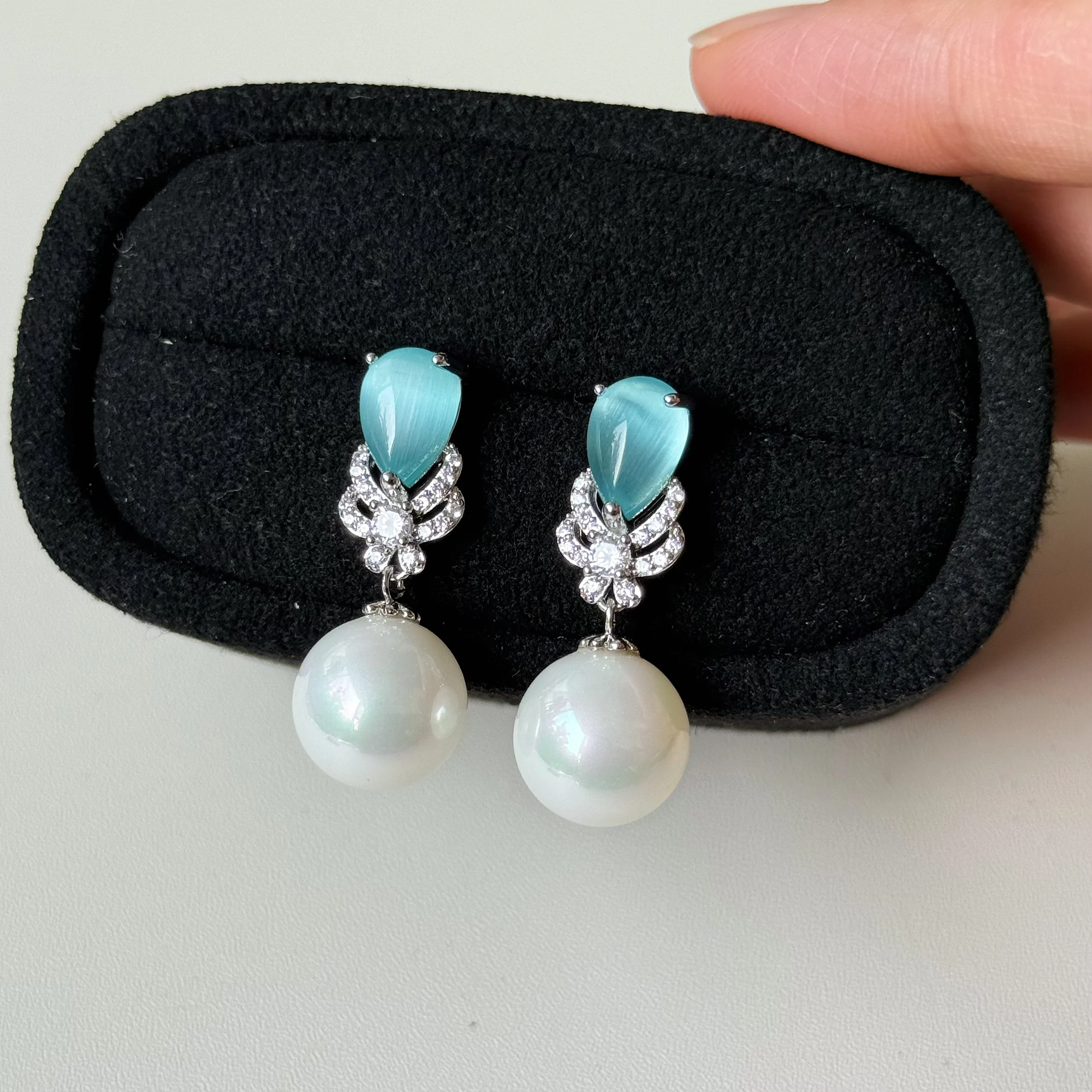 Preciosos pendientes con circonitas y perlas naturales, con base de plata de ley 925. Perlas AAAA de 10 a 11 mm.