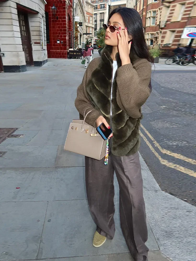 سترة نسائية مرقعة رمادي أسود مخطط من الفرو الصناعي مع أكمام محبوكة معطف بياقة عالية لخريف 2025 ملابس خارجية نسائية دافئة