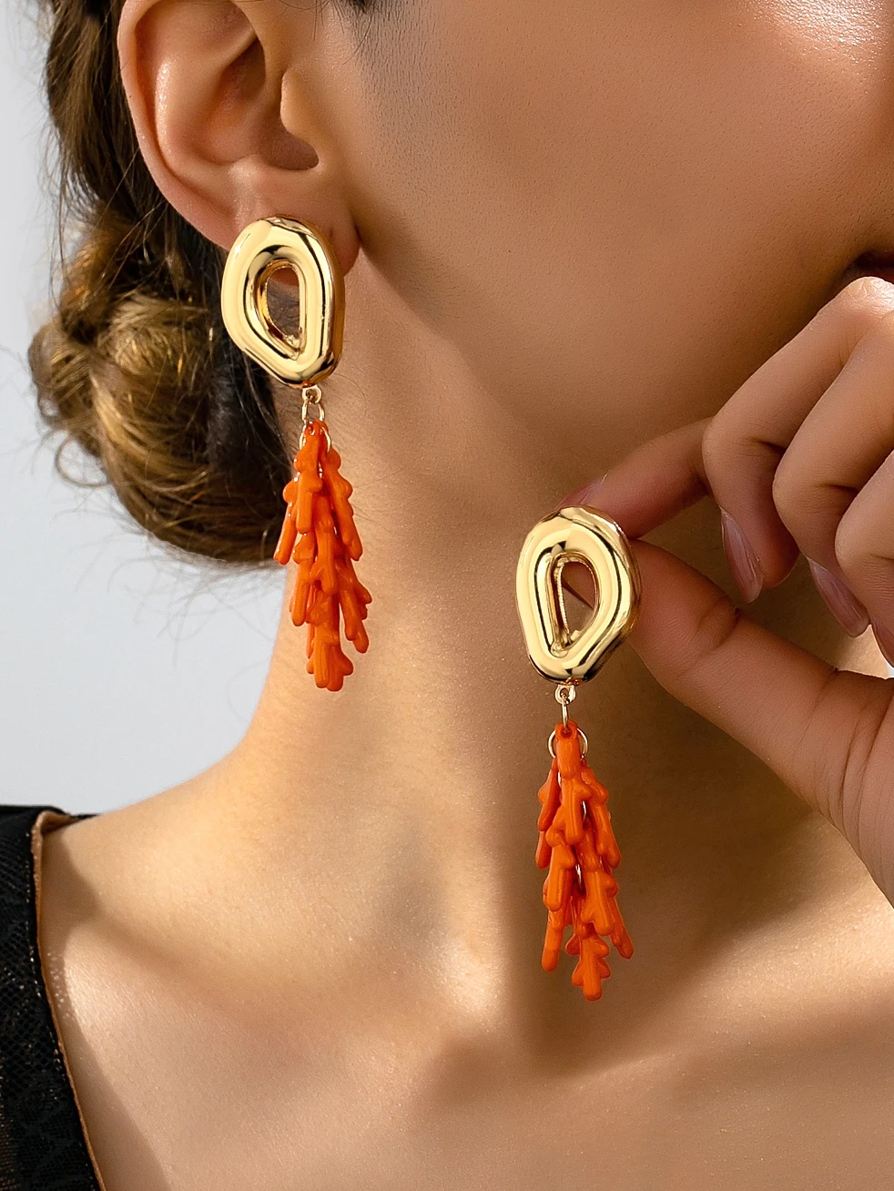 A Pair of Women's Fashionable Vertical Earrings with Ocean V