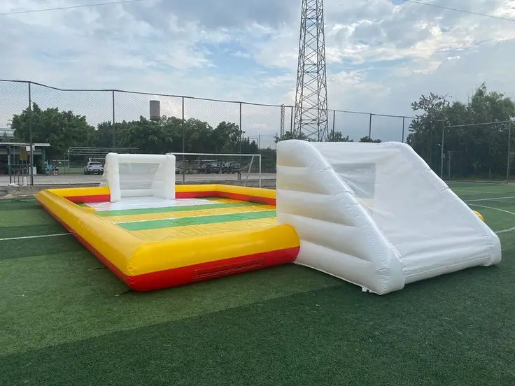 Duurzaam opblaasbaar voetbalveld met versterkte naden voor recreatief en professioneel gebruik
