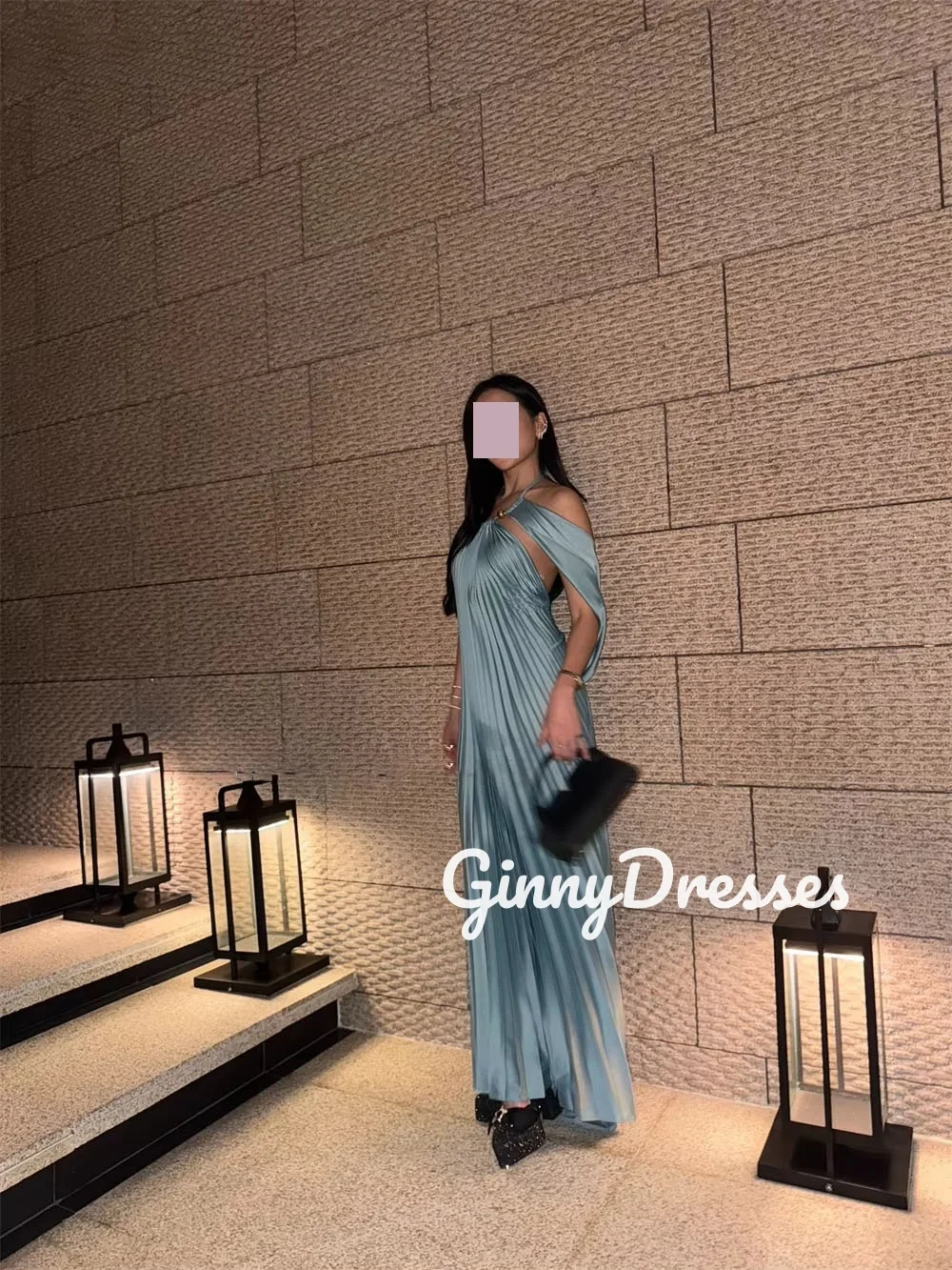 ドバイ高級イブニングドレス カスタマイズ可能なコラム型ホルタードレス プロム用 キャップストラップ付き フリル付き フロア丈フォーマルドレス