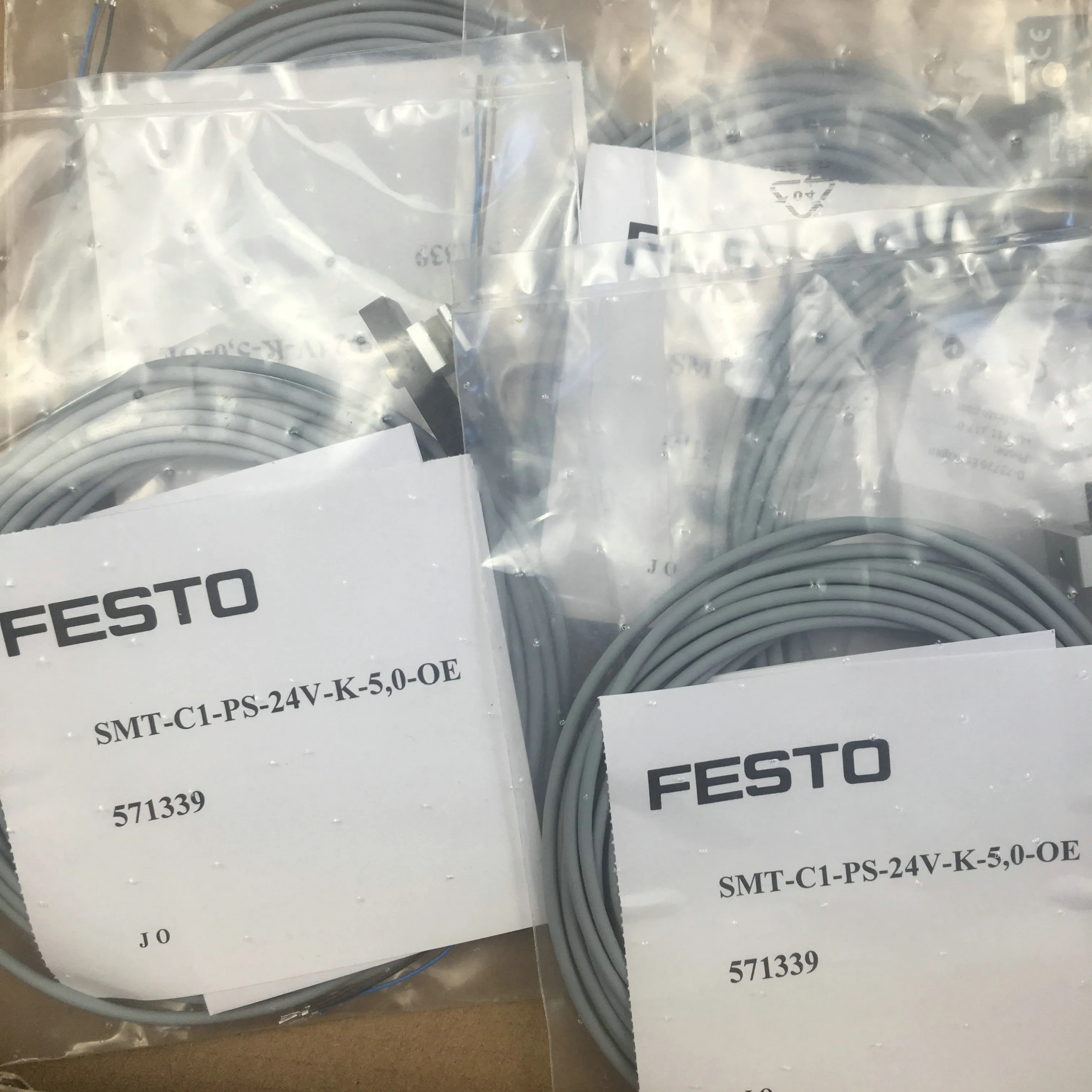 

Германия Бесконтактный переключатель FESTO SMT-C1-PS-24V-K-5.0-OE 571339 571342 подлинный