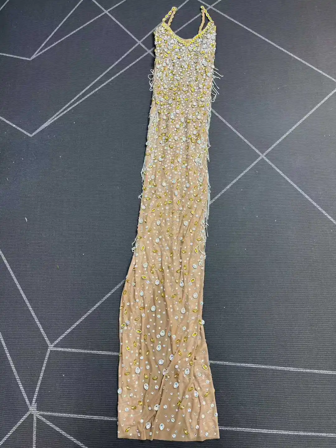 ชุดเดรสตาข่ายสีนู้ดประดับคริสตัลและโซ่แบบเซ็กซี่สำหรับผู้หญิง ใส่ไปงานปาร์ตี้ งานเฉลิมฉลอง งานราตรี ถ่ายภาพบนพรมแดง หรือการแสดงบนเวที