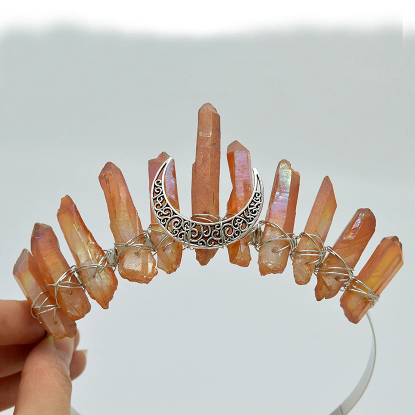 غطاء رأس كوارتز كريستالي طبيعي جديد لعام 2025 مصنوع يدويًا على شكل تاج القمر للنساء والفتيات