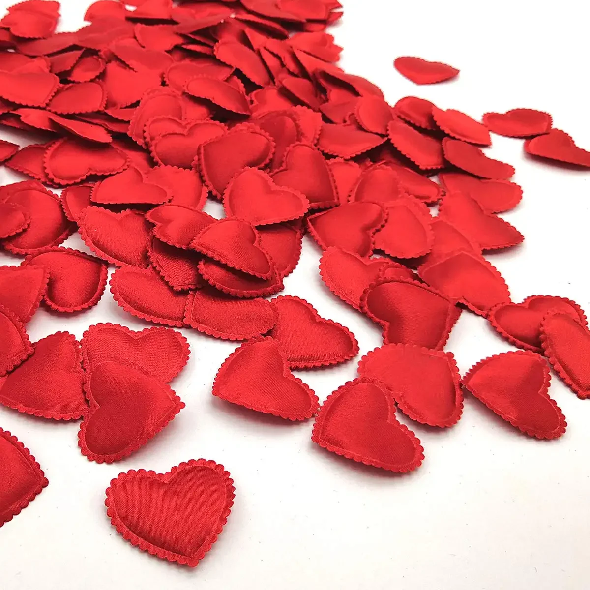 

Valentine's Day 200Pcs Romantic Padded Fabric Throwing Petals Love Hearts for Table and Carpet Wedding Party Decoration