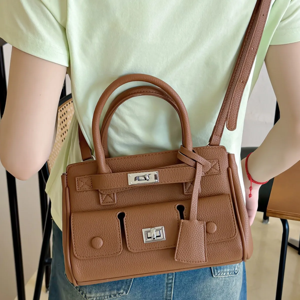 

‌2025 Summer Korean Minimalist Tote Bag‌ - Stylish Women's Handbag with Adjustable Crossbody Strap, Spacious Work Weekend Purse