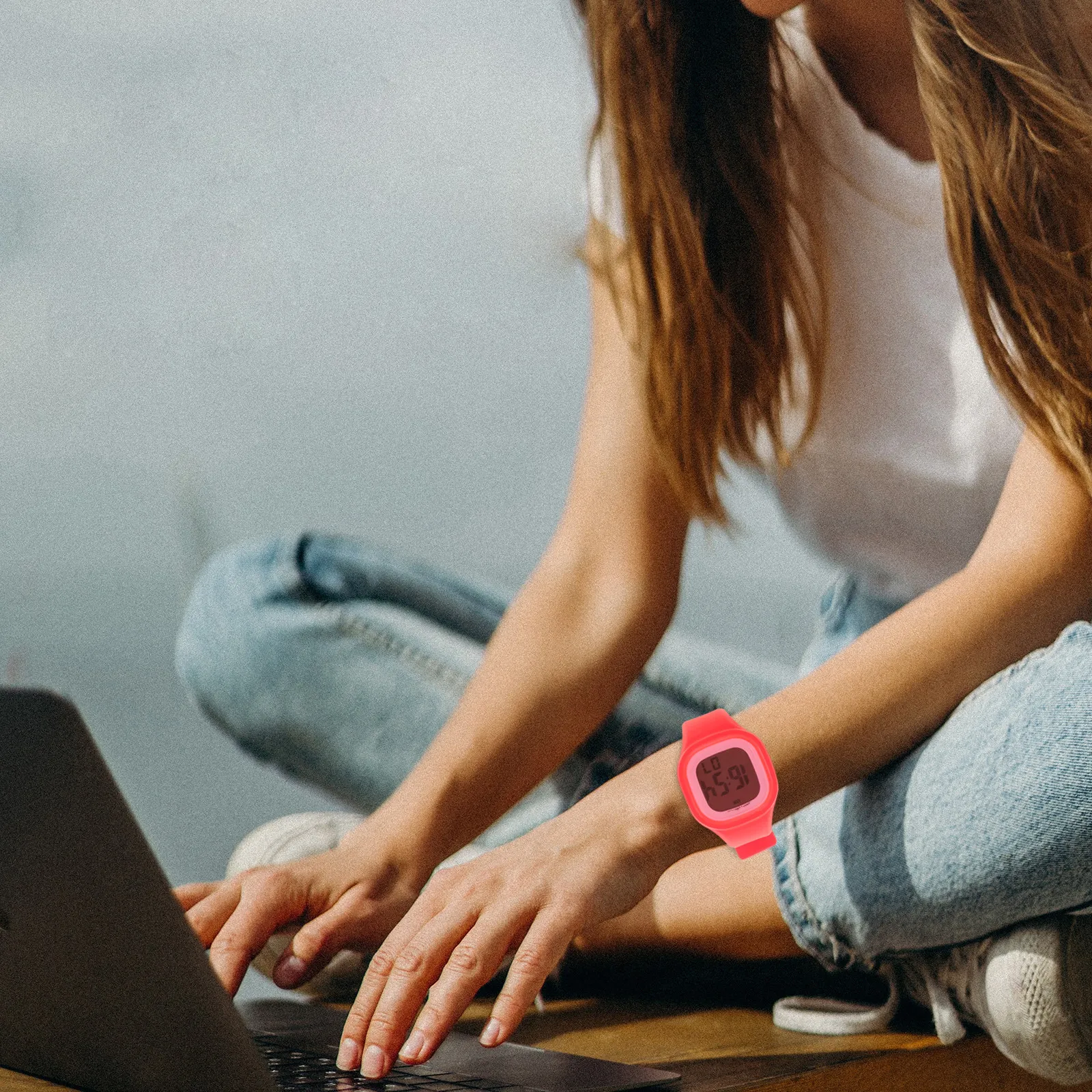 

Водонепроницаемые цветные электронные часы с LED-дисплеем, защитой от воды до 50 метров, функцией секундомера и будильника