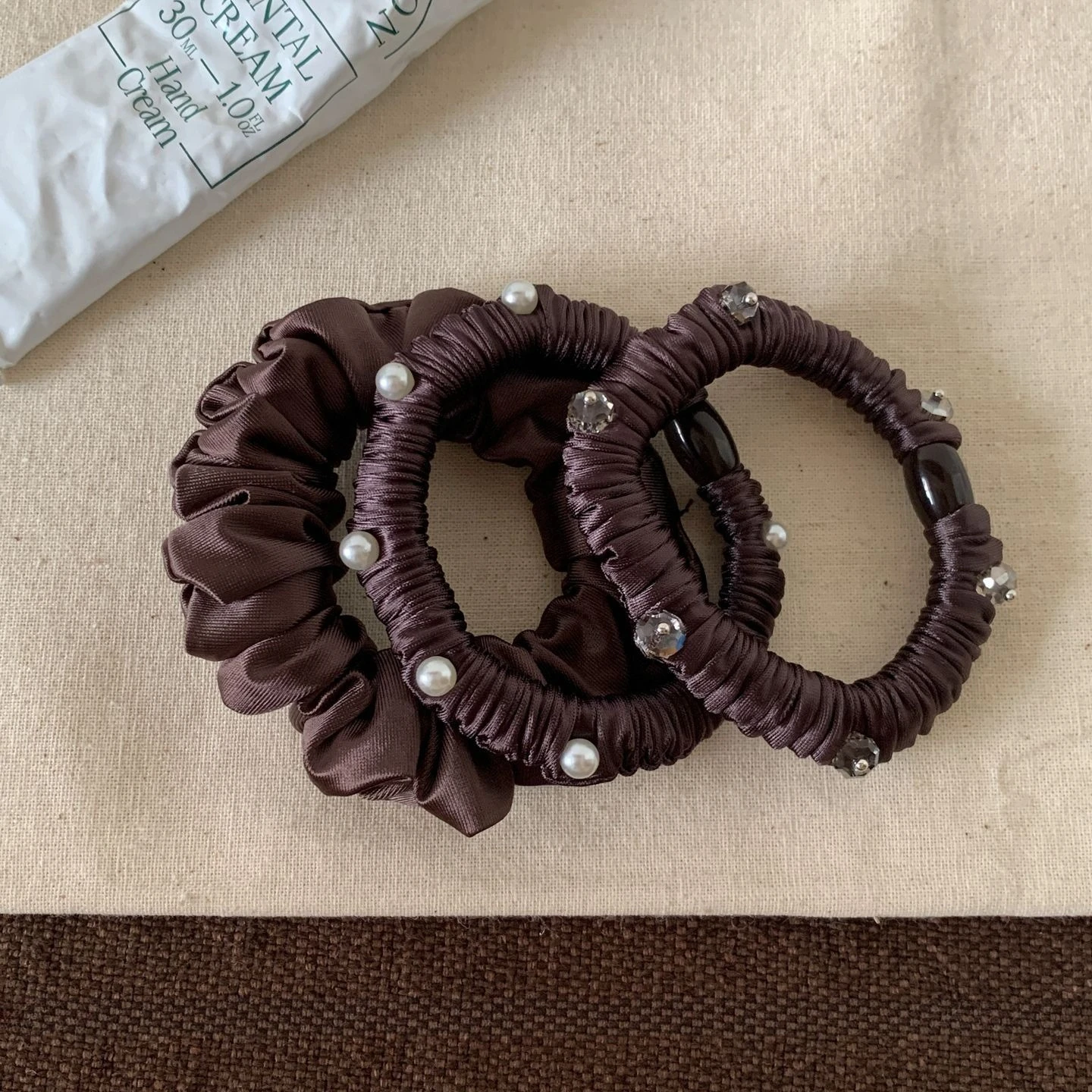 3 Stück Einfache Perlen-Kristall-Haargummis Hochelastische Schlichte Satin-Plissee-Scrunchies Haaraccessoires Satin-Falten-Haargummis – Detail 8