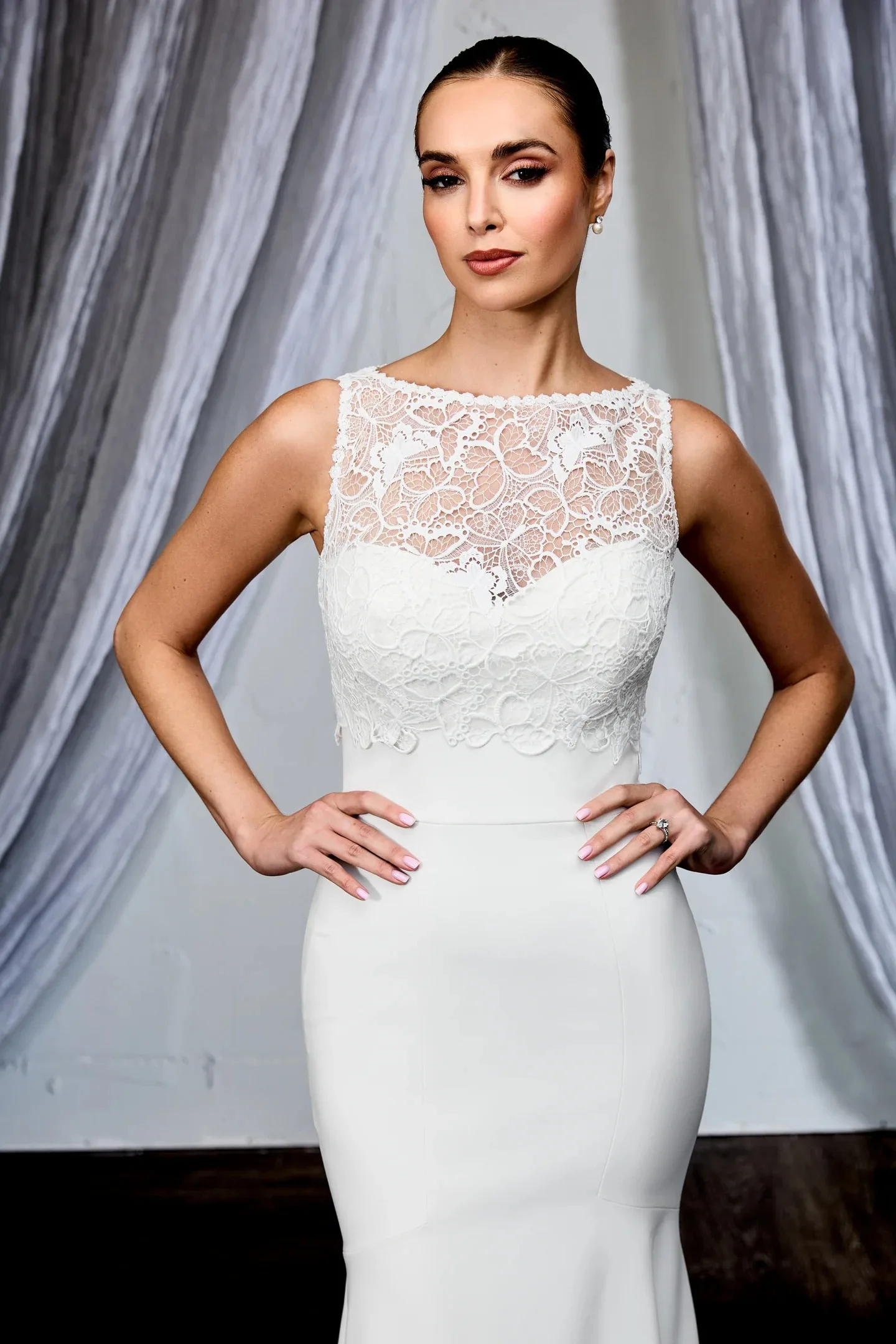 Elegant Bride Jackets Sleeveless Lace Floral Applique Bolero Wraps Back Button Custom Made Wedding Dresses Accessories