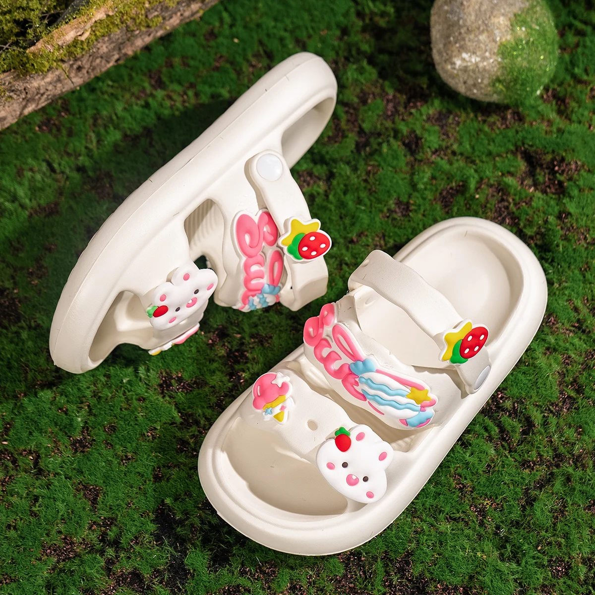 Girls' sandals for summer, featuring soft soles suitable for indoor use by babies and toddlers, with anti-slip properties and a