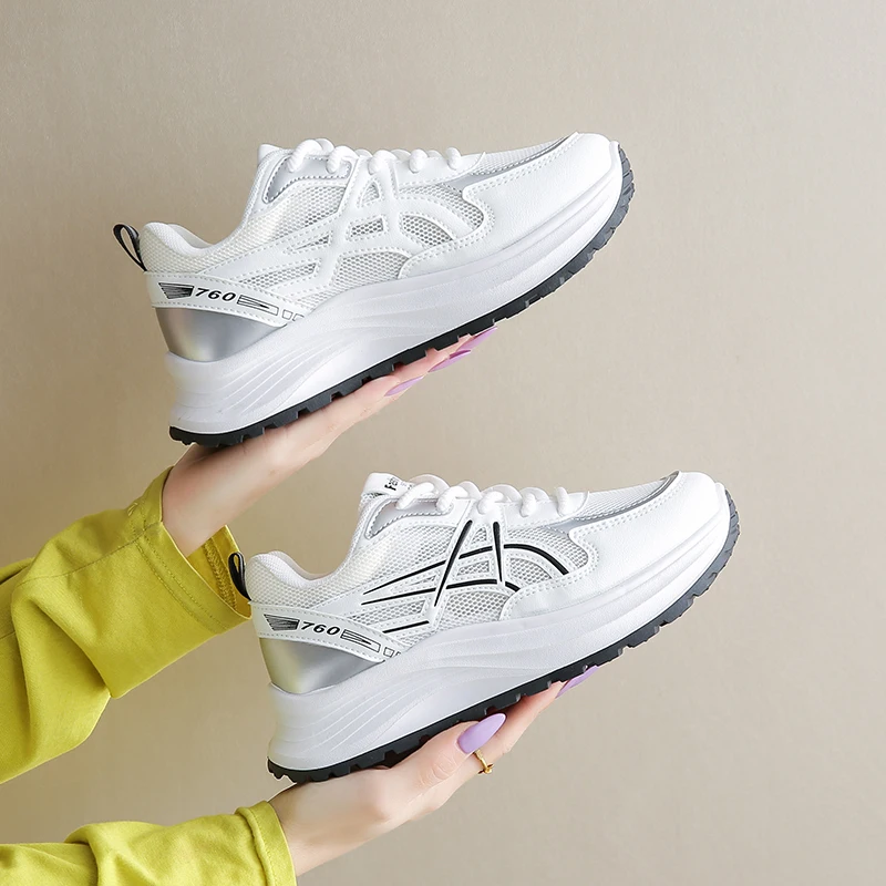 فورست غامب أحذية النساء 2025 الصيف نمط جديد شانغ شي تنفس تنوعا أحذية رياضية غير رسمية سميكة سوليد النساء حذاء أبيض