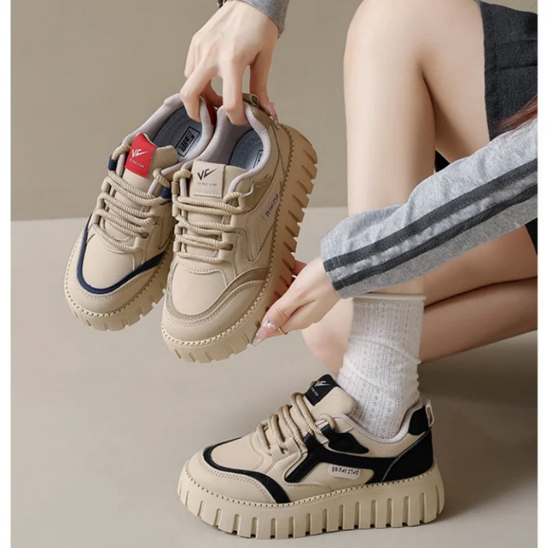 أحذية رياضية بيضاء عصرية ذات نعل سميك للنساء أحذية كاجوال لزيادة الارتفاع لفصل الربيع والخريف