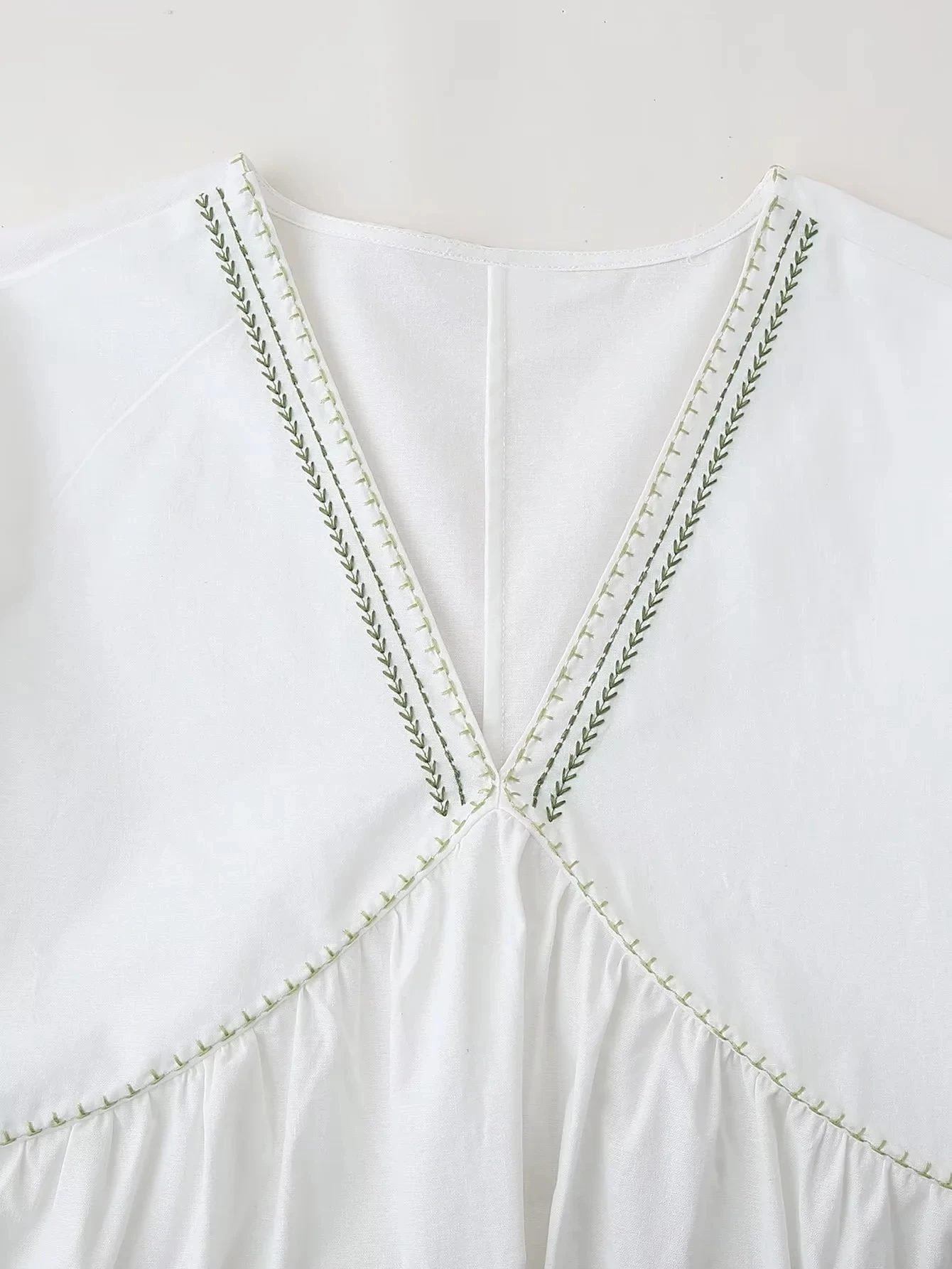 فستان نسائي جديد من JNLEAOG لفصل الخريف، قصير مع تطريز وياقة على شكل V، بألوان متباينة، بأسلوب الشارع، مصنوع من ألياف البوليس...