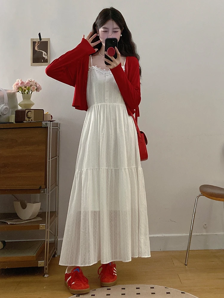 

Комплект из двух предметов: белое платье без бретелек для женщин больших размеров и пляжный топ. Летний модный ансамбль в стиле «Нежное первое любовное приключение».