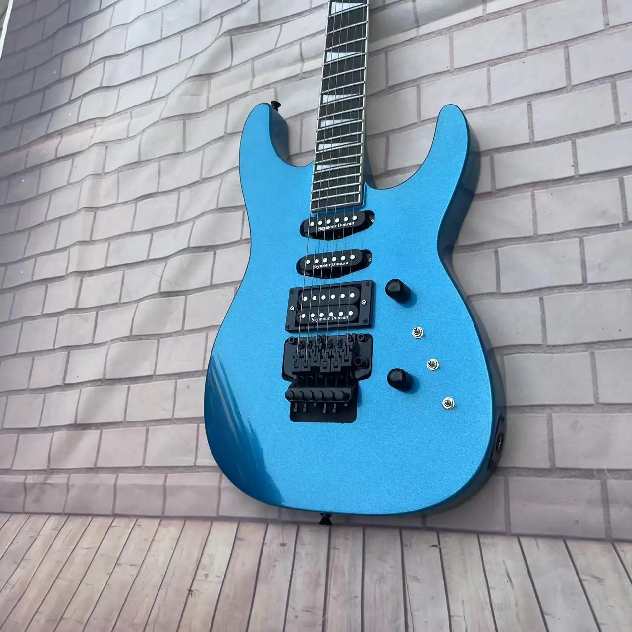 Guitar 6-string electric guitar, metal blue guitar with high gloss, chrome plated accessories, factory real pictures, can be shi