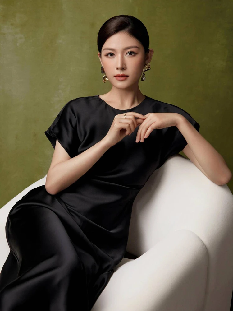 

2026 New Light Mature Girl High-End Emotional Portrait Photography Clothing Artistic Photo Shoot Studio Light Costume Design