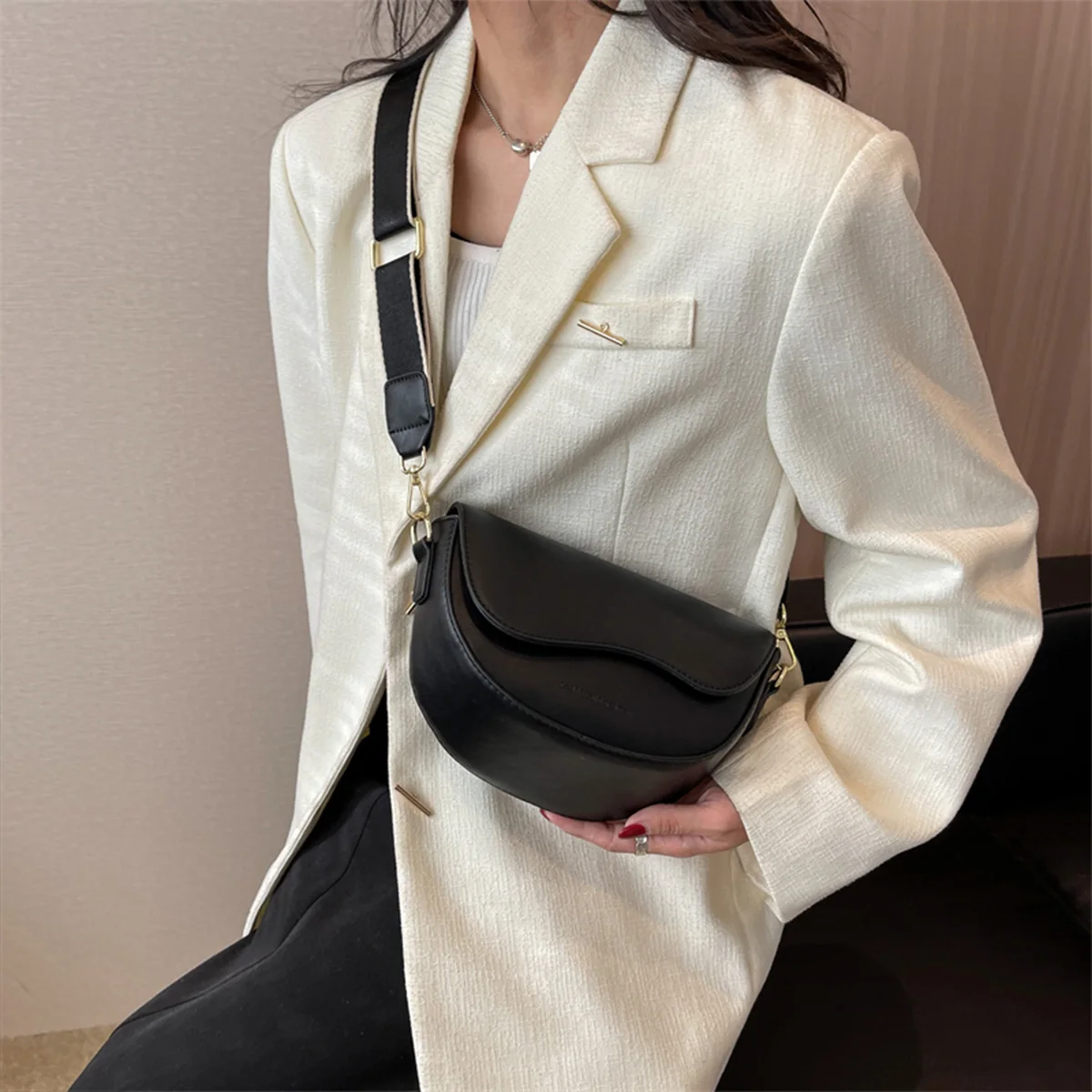 

Embossed Letter Logo Fashion Crossbody Bag Solid Color Glossy PU Large Capacity Magnetic Adjustable Strap Handbag for Daily Use