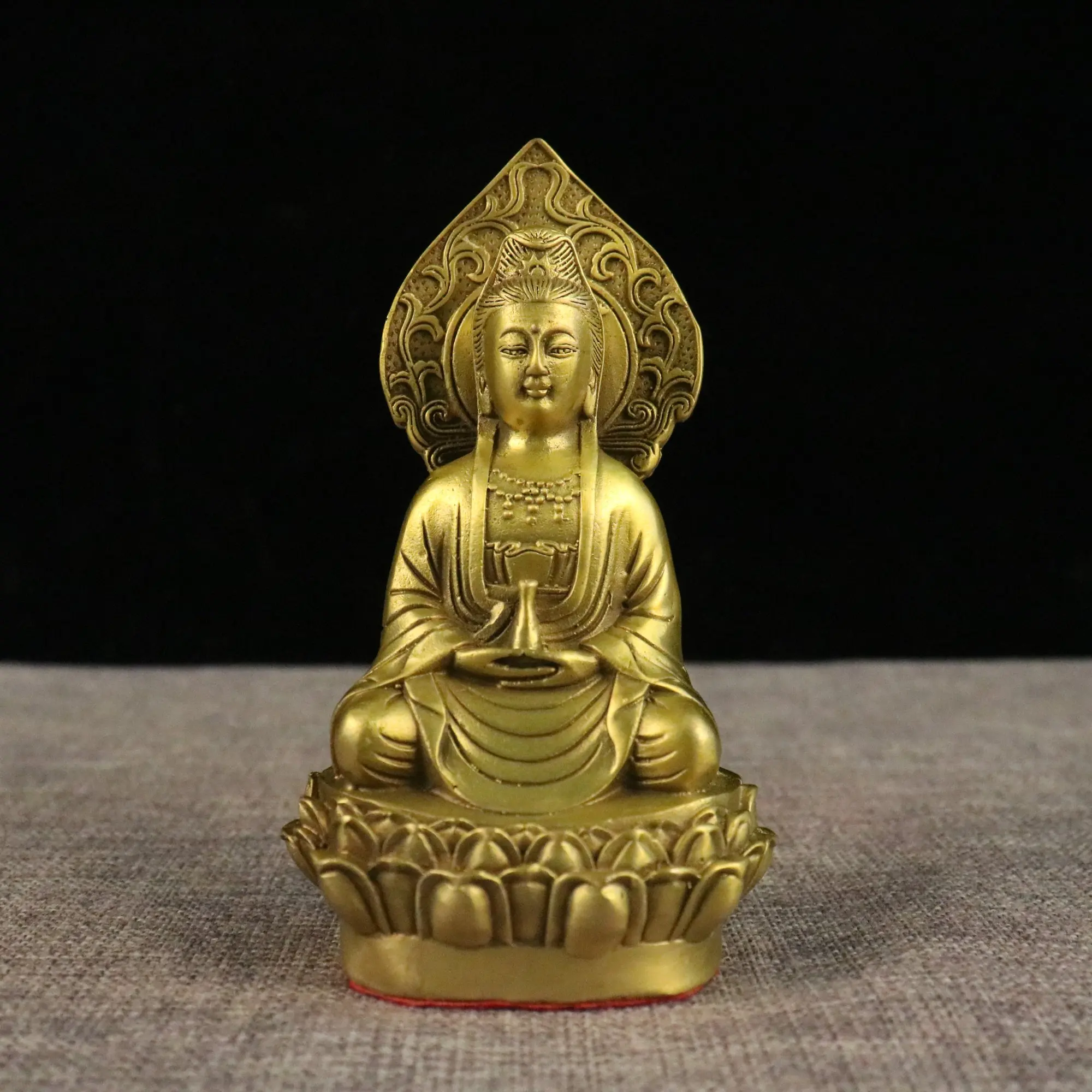 

Chinese brass brass carved clean bottle Goddess of Mercy statue home worship to ensure safety