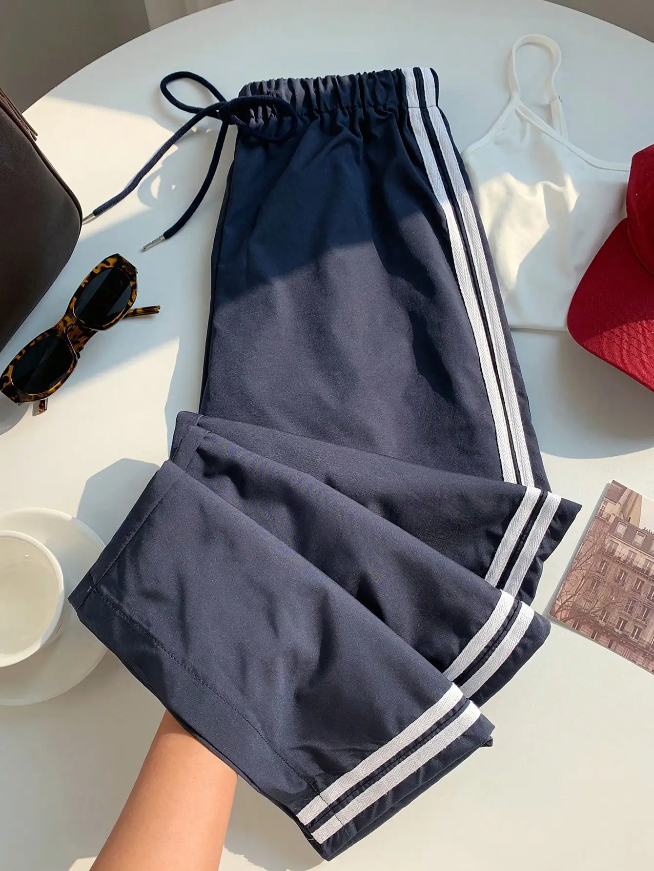 

Широкие брюки с боковыми полосками и завязками на талии, повседневные