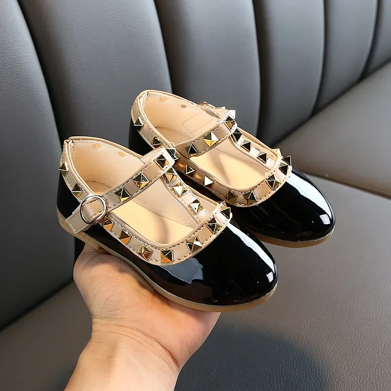 Scarpe in pelle per bambini Rivetto alla moda Scarpe da principessa per ragazza elegante Scarpe basse versatili per bambini di tendenza causale antiscivolo classiche