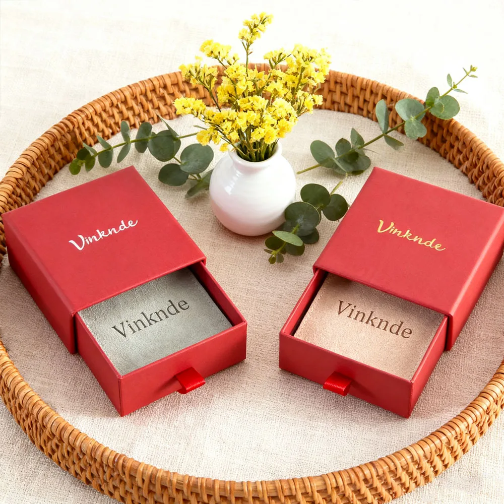 

Рождественский красный ящик, бумажная коробка внутри с персонализированным логотипом, конверт для ювелирных изделий, сумка из микрофибры с клапаном, пакет, 100 комплектов