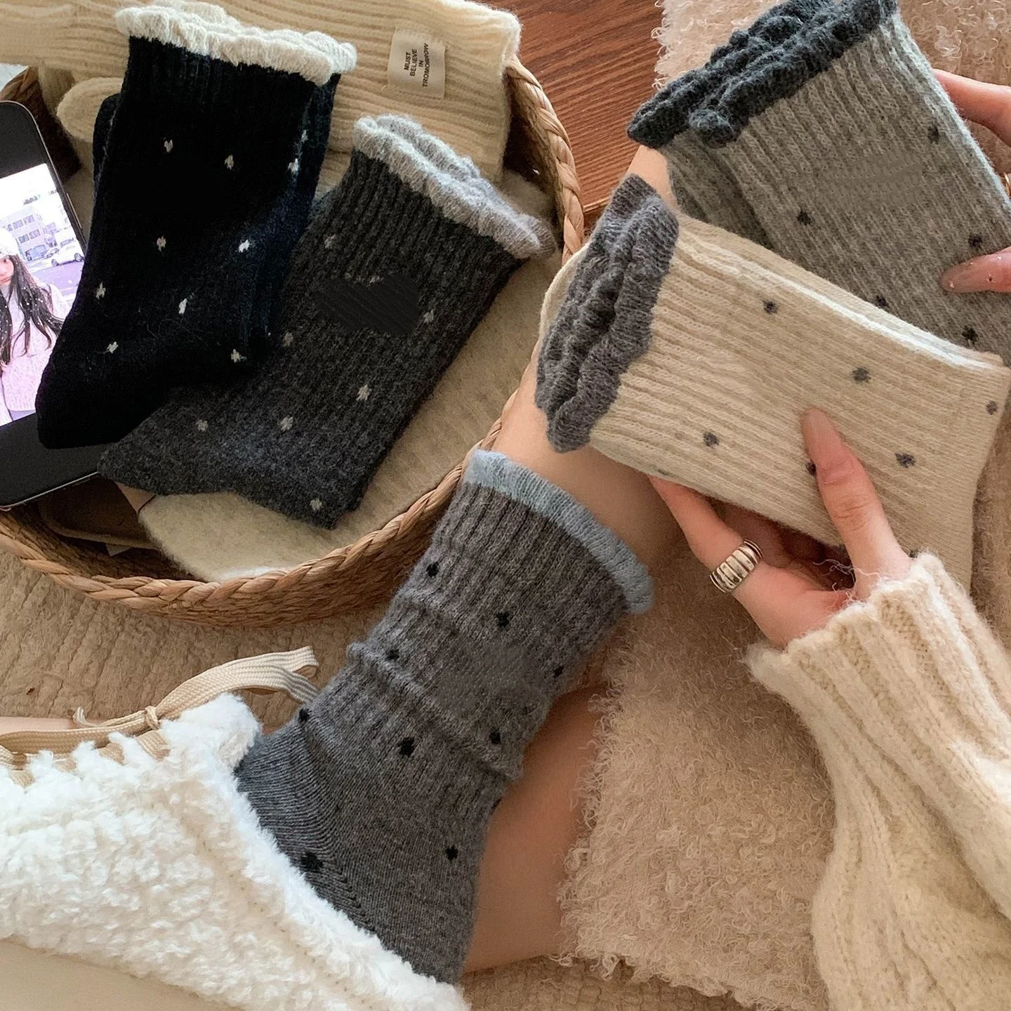 5 Paar Socken in verschiedenen Farben, mit zarten Punkten, vielseitige, lange Socken mit zarter Spitze, Retro-Dopamin-Socken mit breitem Schaft für Damen.
