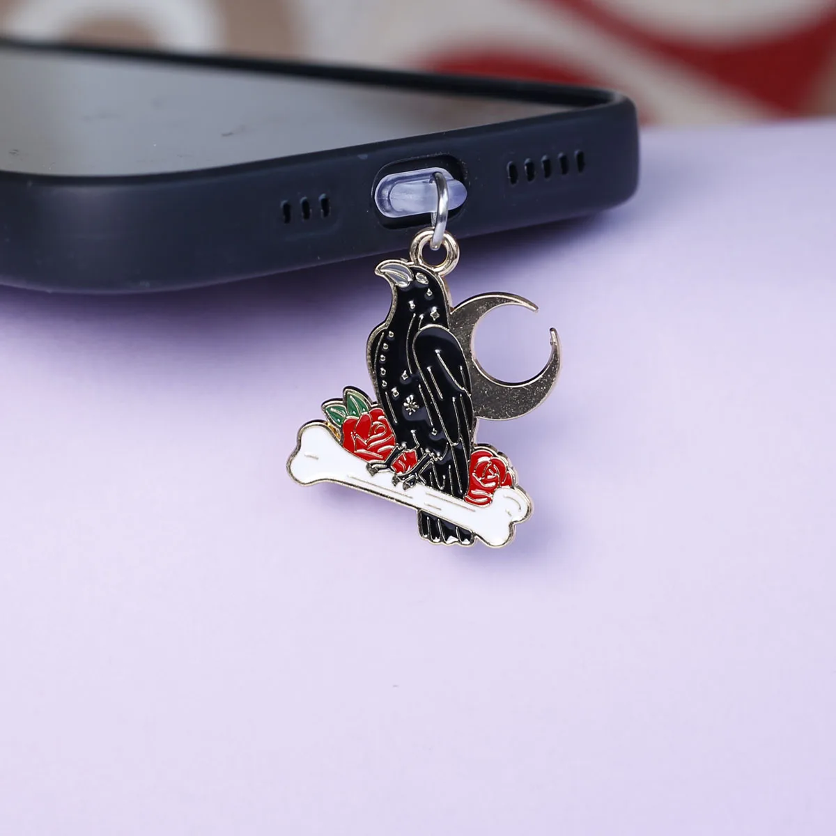 1 Stück Kunstvoller Rosen-Totenkopf-Krähen-Mond-Knochen Staubschutz-Anhänger für Mobiltelefone, Zubehör-Dekoration für iPhone und Type-C-Anschlüsse, Geschenk-Schlüsselband – Detail 17