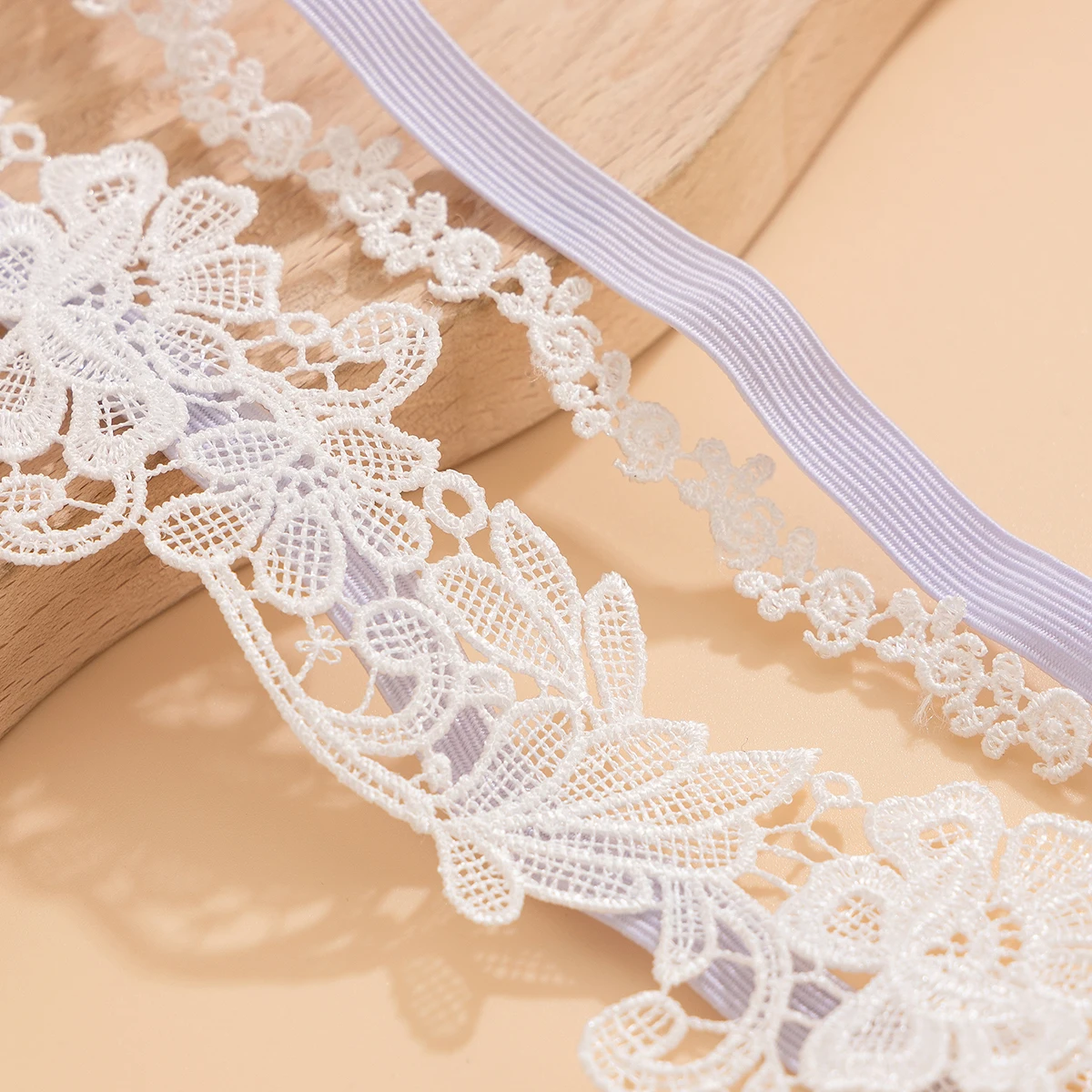 SHIXIN 2Pcs Elegant White Lace Flower Elastic Thigh Leg Chain Women Sexy Imitation Pearl Tassel Thigh Legging Party Body Jewelry