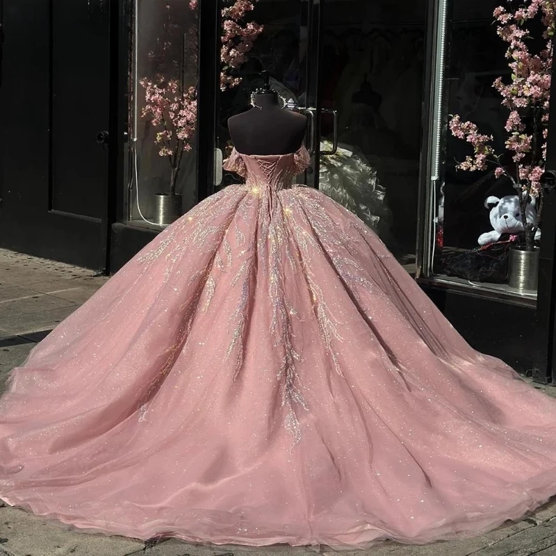 فساتين Quinceanera مطرزة باللؤلؤ الوردي قبالة الكتف فساتين Quinceanera مزينة بالترتر والدانتيل تول مشد حلو 16 فستان فيستدوس