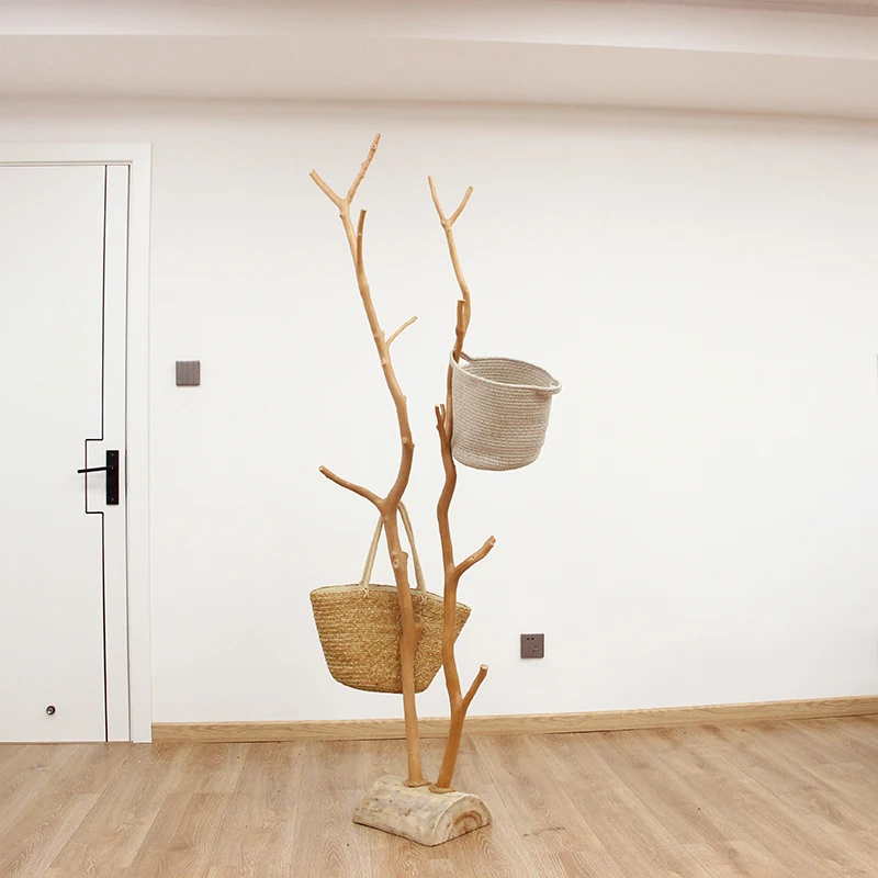 Ornamento per la decorazione interna del appendiabiti con ramo essiccato naturale