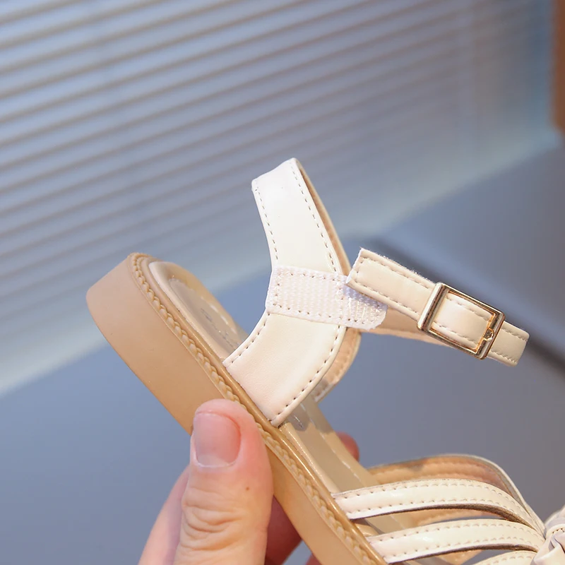 صيف 2025 صنادل جديدة للفتيات بمقدمة الأميرة ونعال ناعمة وأحذية رومانية عصرية للفتيات الصغيرات وأحذية الأطفال #5