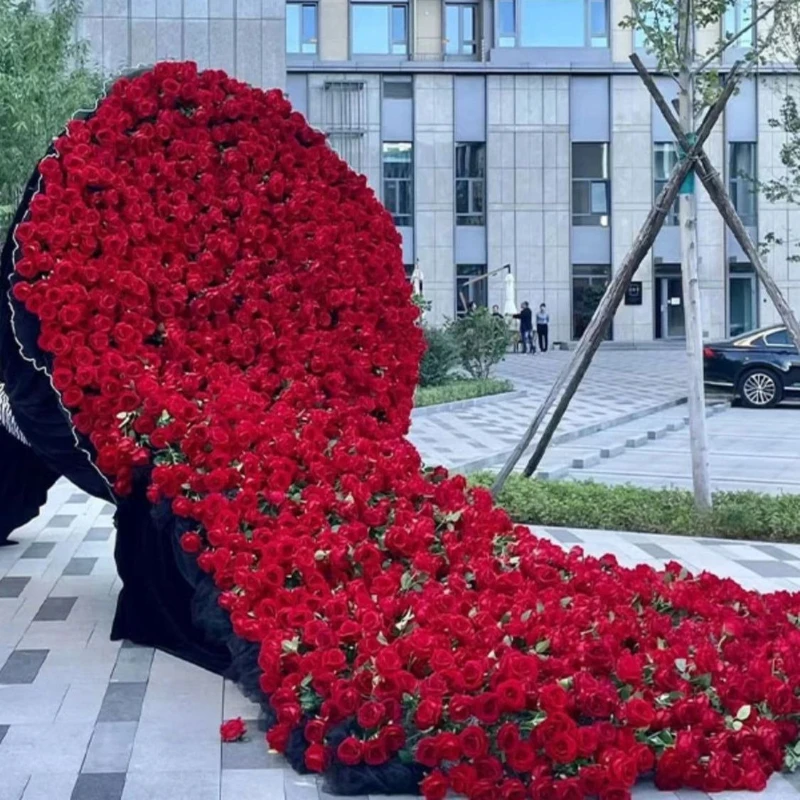 

Giant rose bouquet ornament of outdoor beautiful Chen decoration photo clock in scenic spot