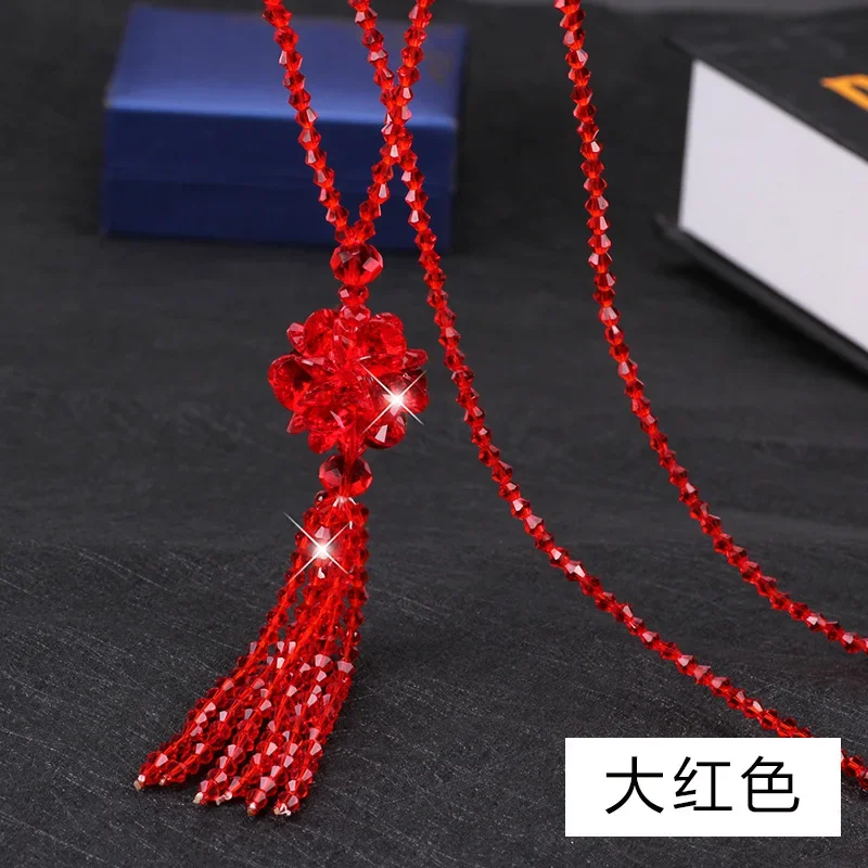 

Женщины с длинными хрустальными ожерельями, одеждой, женщинами с многофункциональными аксессуарами, хрустальными шарами и цветочными цепочками для свитера.